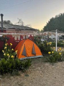 Salaşk’ta Bir Kamp Günü: Çadırlar, Karavanlar ve Akşamın Sessizliği
